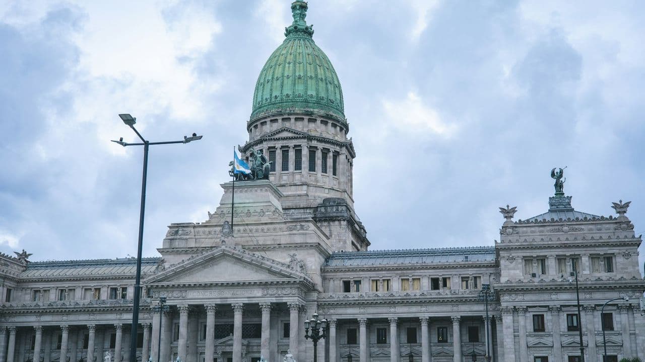 Edificio legislativo neoclásico con cúpula verde