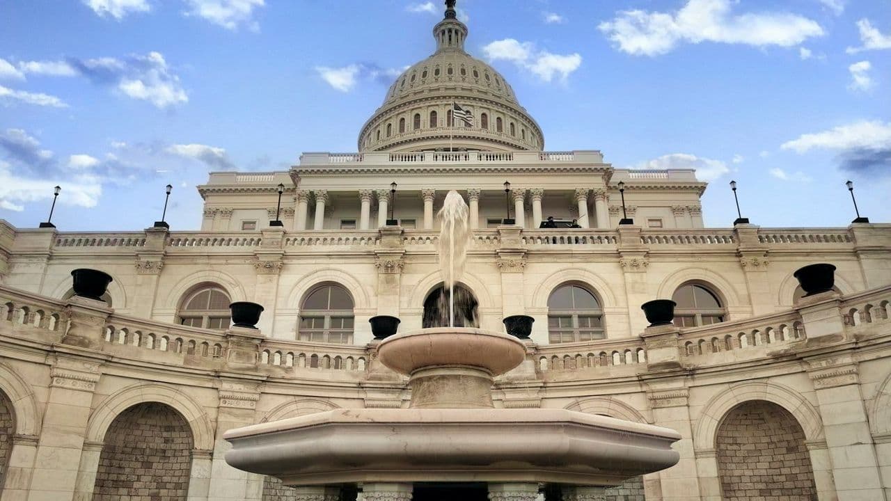 Edificio institucional con una fuente al frente