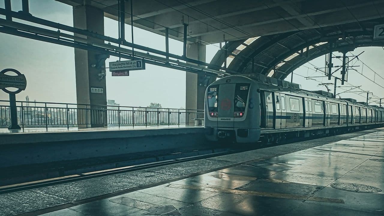 Tren entrando a una estación moderna